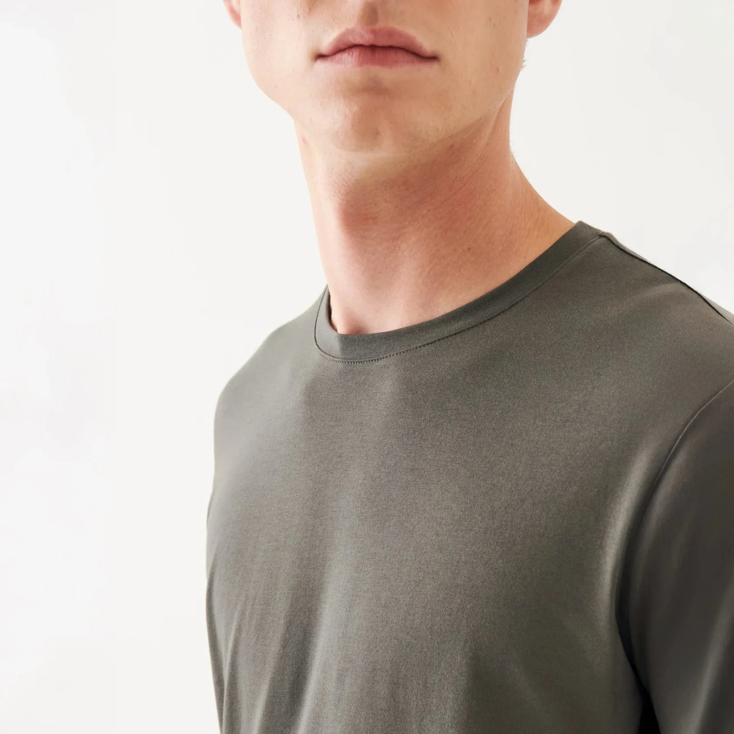 Thyme Pima Cotton Stretch Iconic Long-Sleeve T-Shirt - Patrick Assaraf 7 Thyme Pima Cotton Stretch Iconic Long-Sleeve T-Shirt - Patrick Assaraf - Image 5